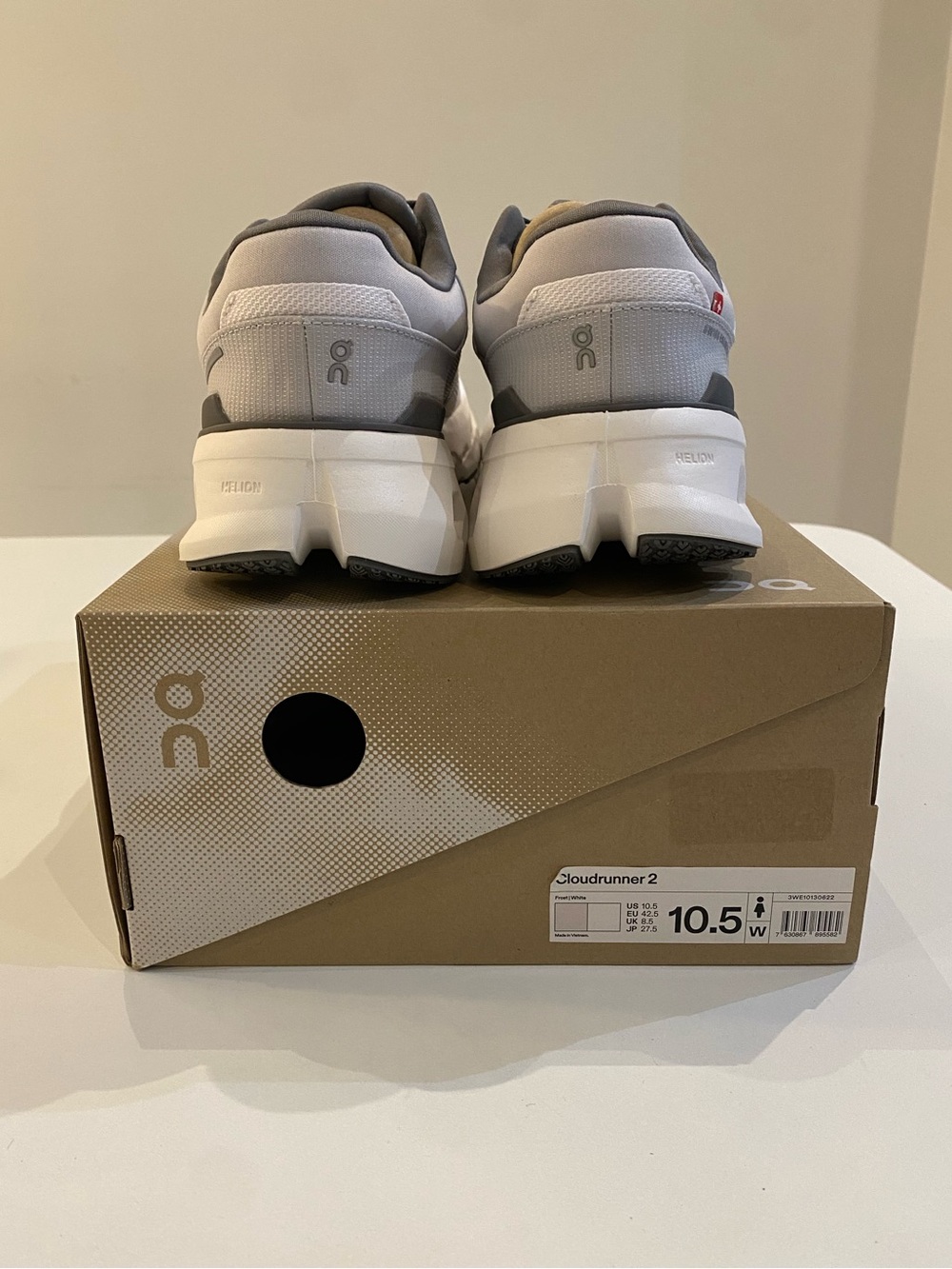 On Running Women’s Cloudrunner 2 Sneaker in Frost/White sz 10.5 New in Box - Picture 6 of 7